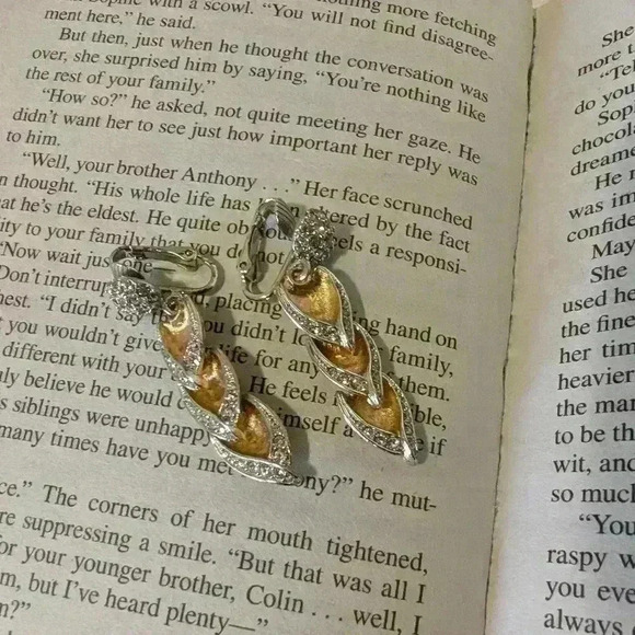 Vintage 1950s goldtone sparkly drop clip on earrings - Picture 1 of 5